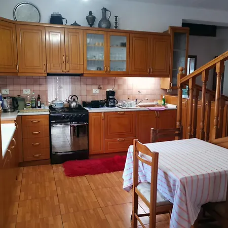 Margarita - Entire House With 4 Bedrooms And Free Parking بيت للعطل