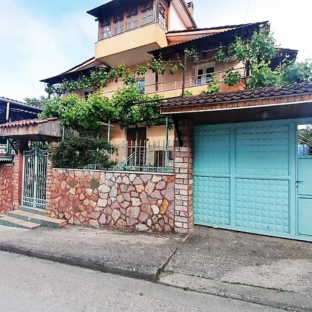 Margarita - Entire House With 4 Bedrooms And Free Parking بيت للعطل Gjirokastër